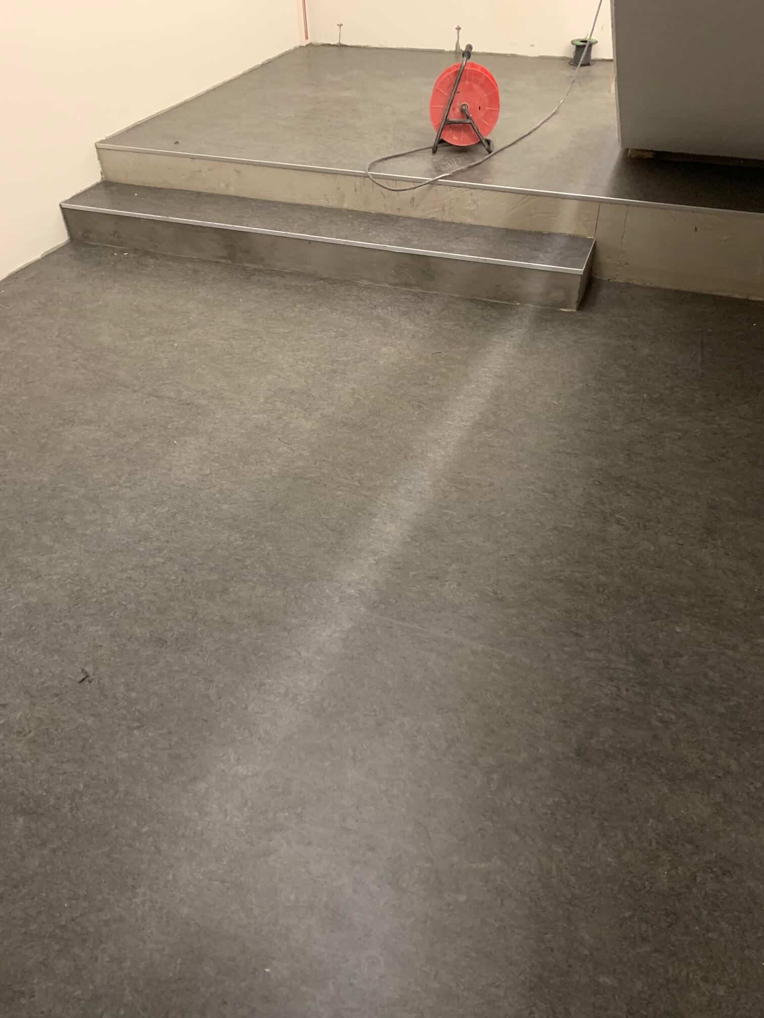 Lægning af linoleum i København ved trappeopgang lavet af gulvlægger i københavn
